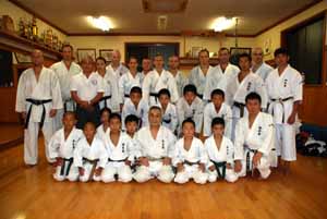 Csoportkép Sakai Sensei Dojo-jában